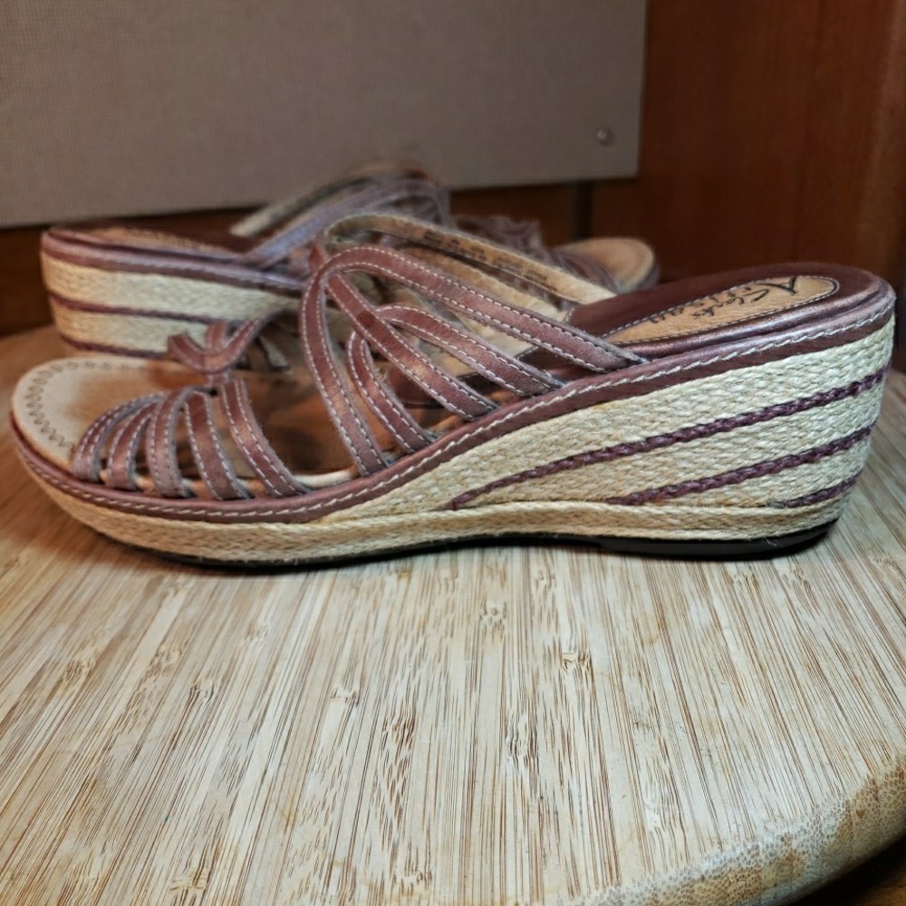 Vintage CLARKS ARTISAN Woman's Size 8M Brown Leather Espadrille Wedge Sandals - Picture 13 of 13